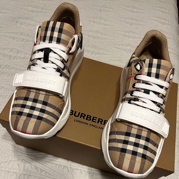 Women’s Burberry shoes - Picture 1 of 10